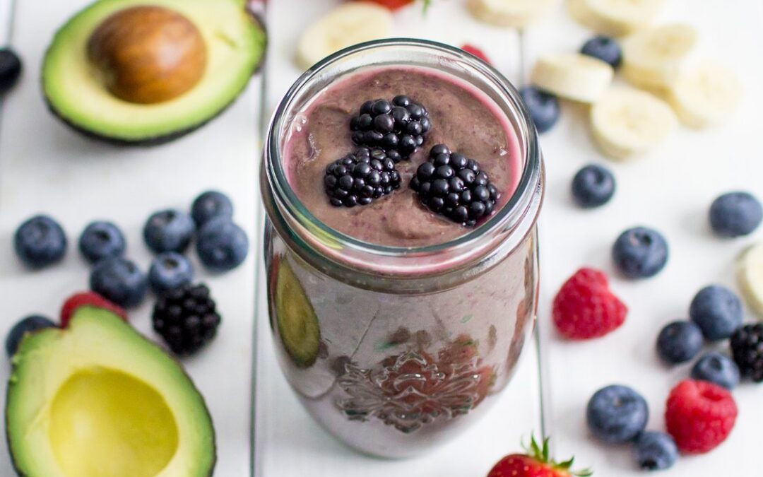 Smoothie mit Avocado & Beeren