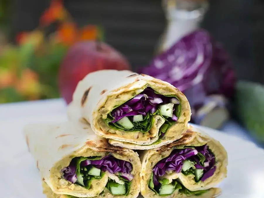 Wrap mit Quinoa, Rotkohl und Avocado